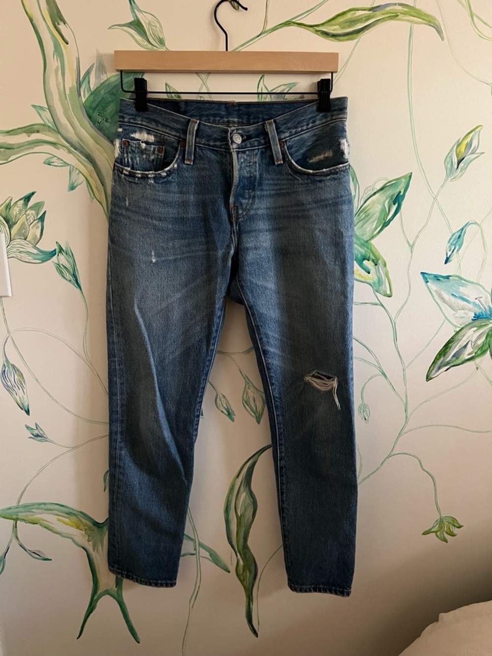 Women’s Distressed Blue Levi’s Denim Jeans - Casual Slim Fit